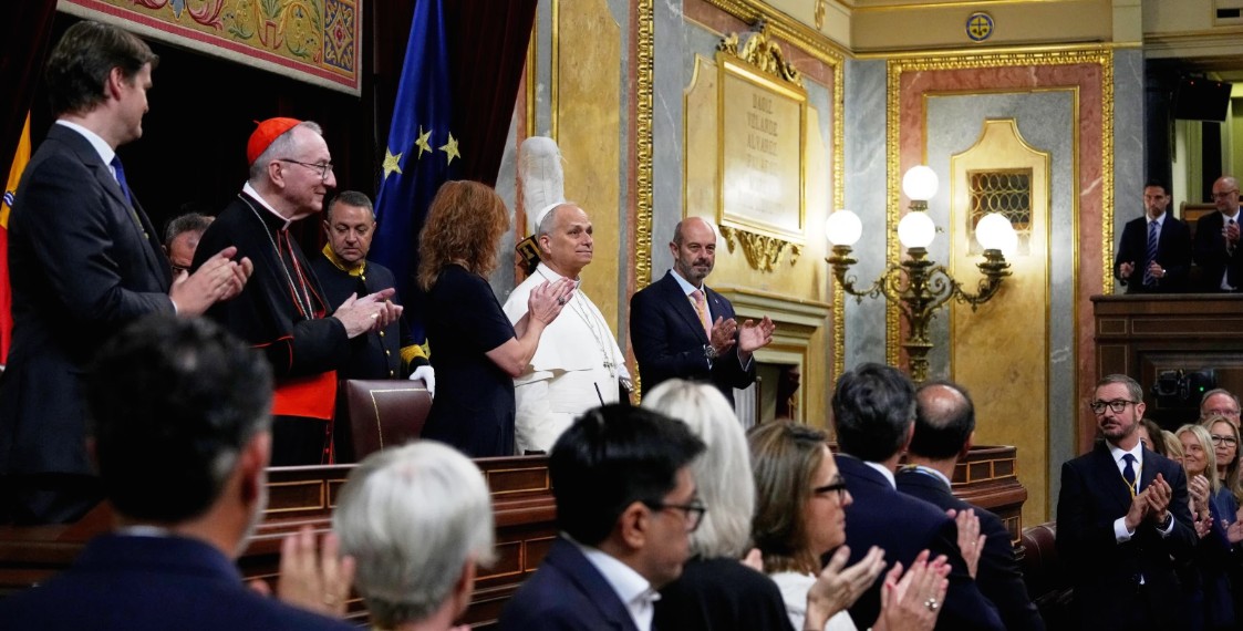 “Viva il Papa!”: Pope Leo XIV’s Historic Seven-Minute Ovation in Spain Signals a New Chapter for the Church in Europe