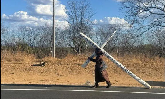 Brazilian Pilgrim Drags 80kg Wooden Cross in Thanksgiving Journey
